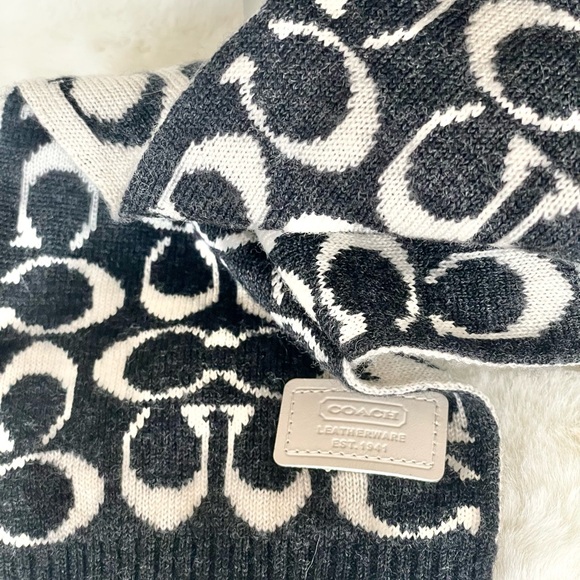 Like New COACH SIGNATURE REVERSIBLE SCARF BLACK & CREAM logo patch  in cream - Picture 3 of 4